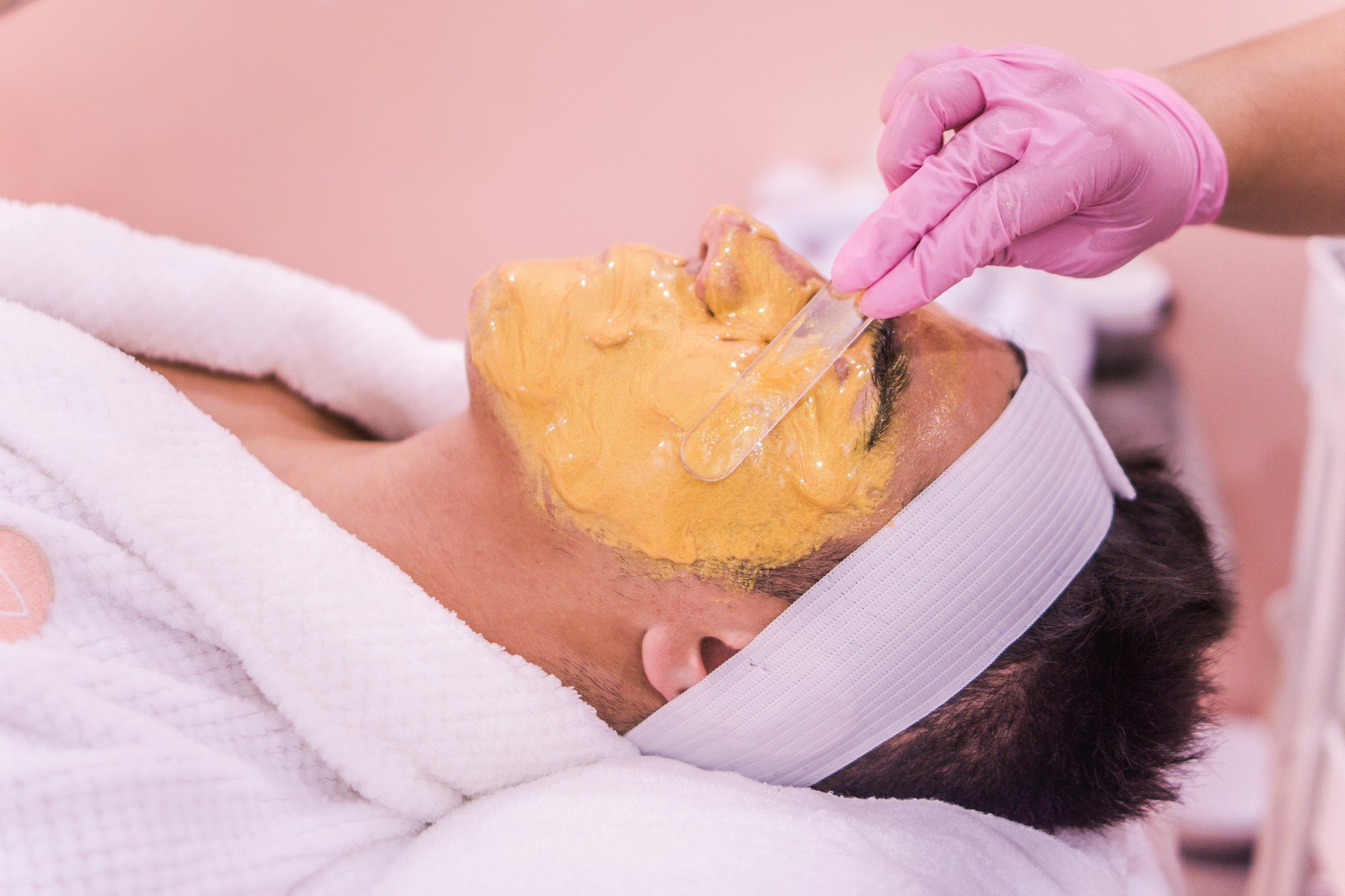 Máscara facial en cabina (imagen ilustrativa)