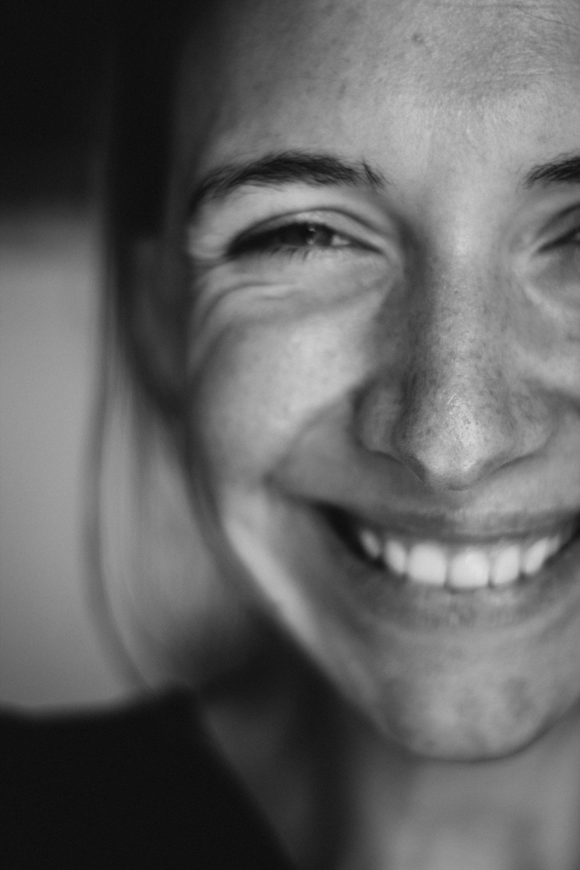 Mujer sonriendo (imagen ilustrativa)