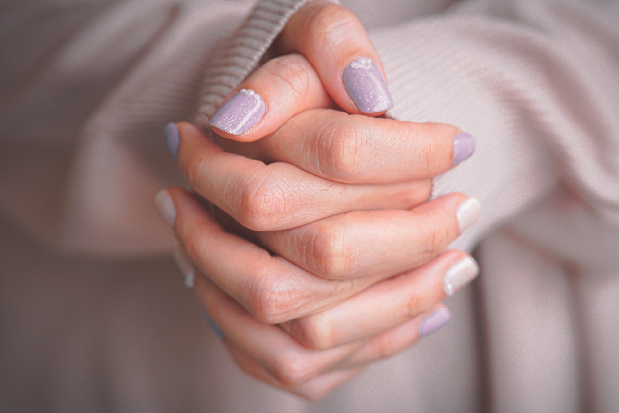 Manicura en tonos pastel (imagen ilustrativa)