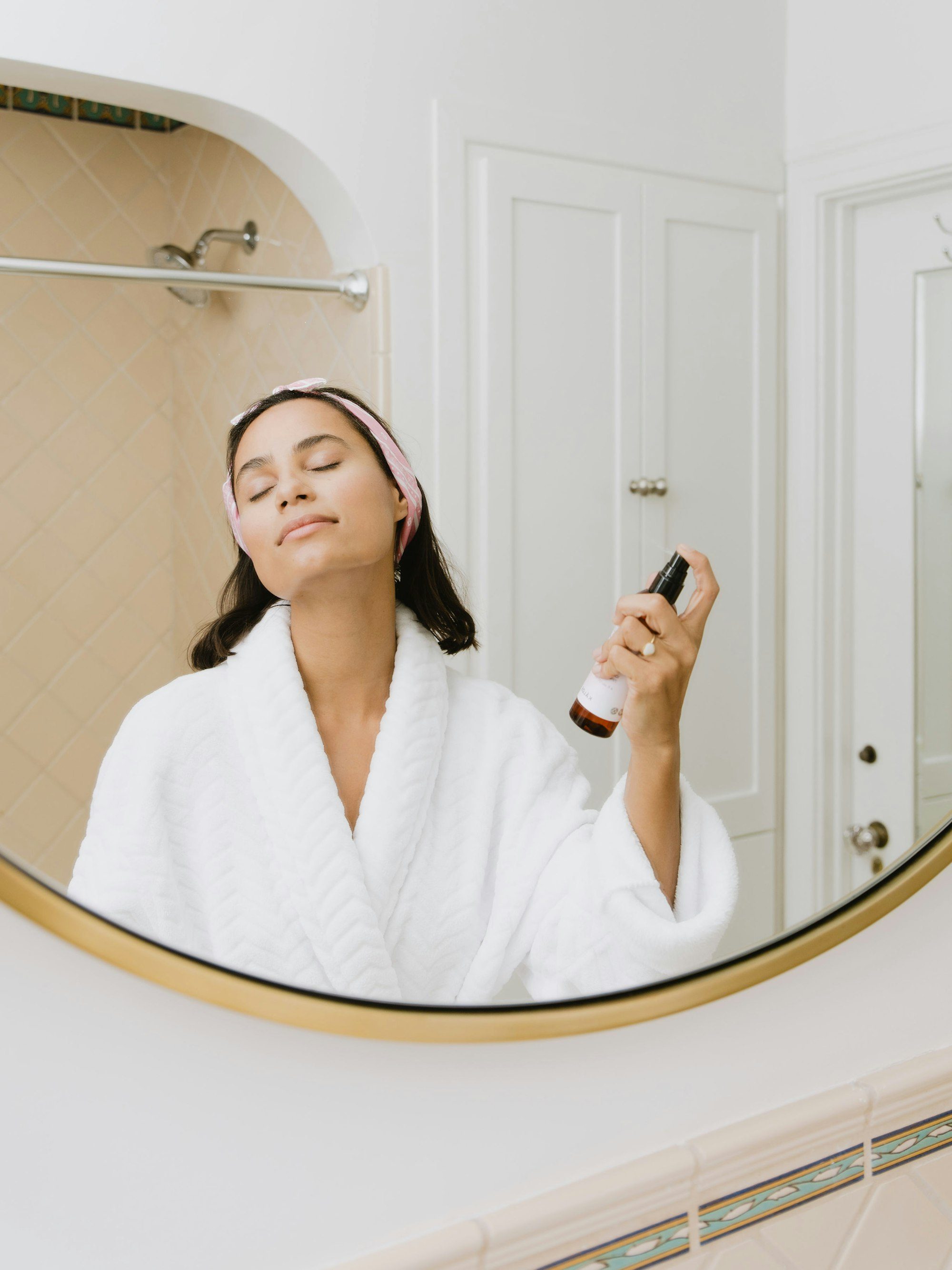Rutina de skincare frente al espejo (imagen ilustrativa)