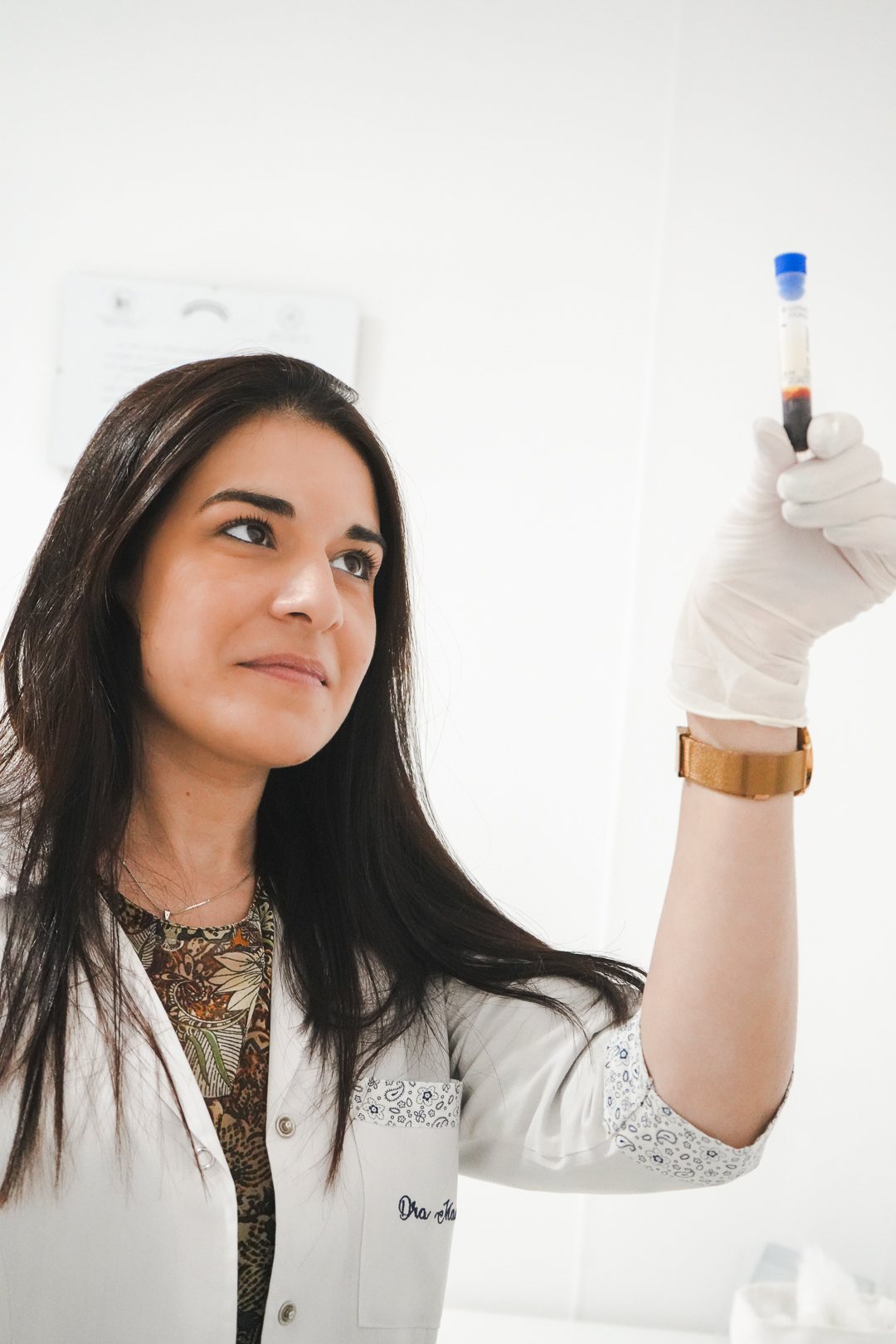 Dermatóloga preparando plasma rico en plaquetas