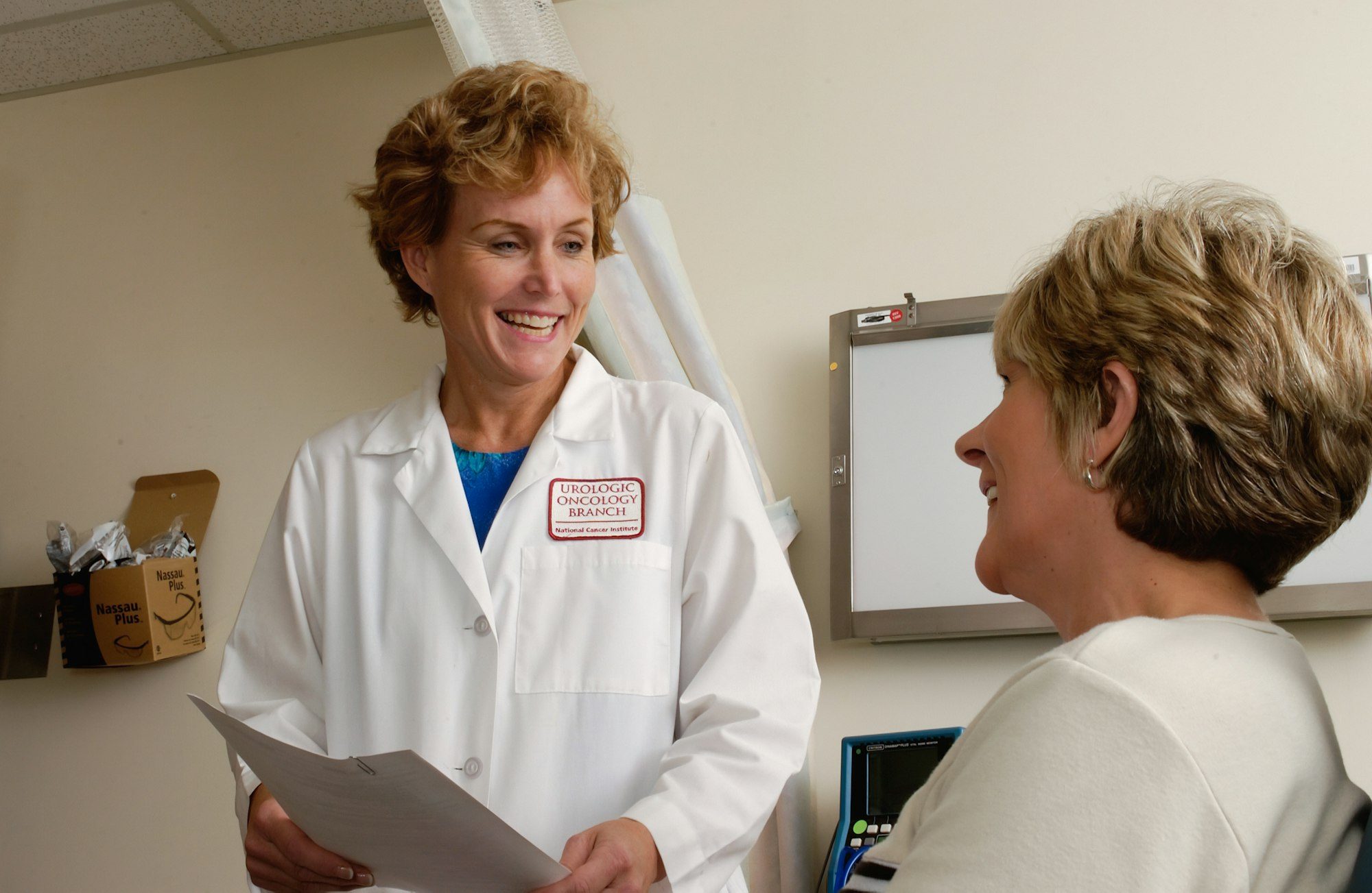 Médica conversando con una paciente (imagen ilustrativa)